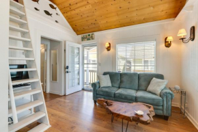 Cozy Seaside Cottage, Steps to Downtown and Beach
